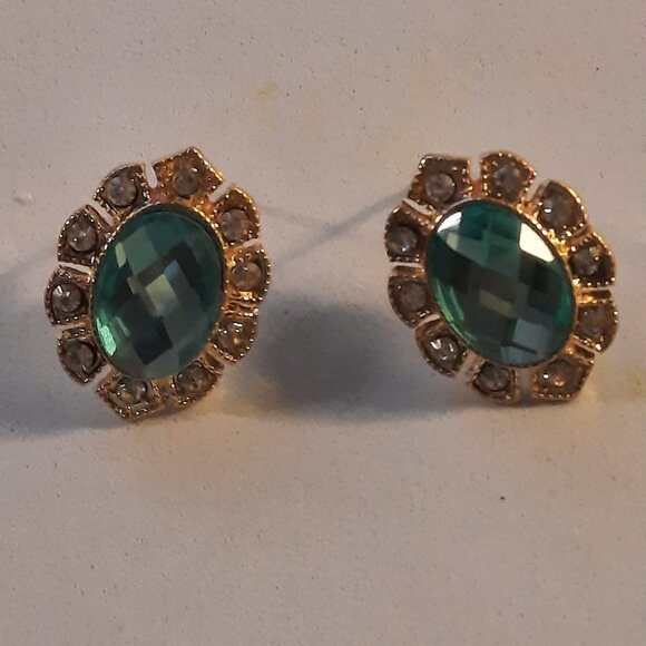 Jewelry - Brand New Jade Green Color stud earrings for woman
